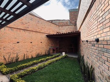HERMOSA CASA EN VENTA, CENTRO HISTORICO DE CUENCA. UBICACIÓN PRIVILEGIADA, ESTILO RENOVADO