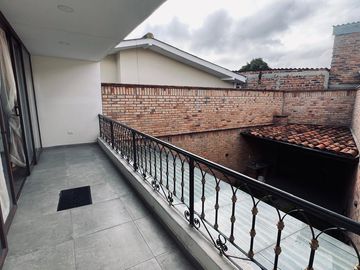 HERMOSA CASA EN VENTA, CENTRO HISTORICO DE CUENCA. UBICACIÓN PRIVILEGIADA, ESTILO RENOVADO
