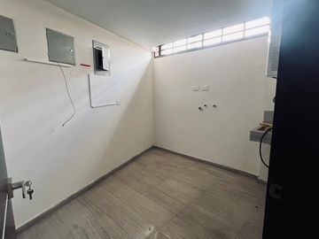 HERMOSA CASA EN VENTA, CENTRO HISTORICO DE CUENCA. UBICACIÓN PRIVILEGIADA, ESTILO RENOVADO