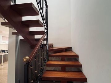 HERMOSA CASA EN VENTA, CENTRO HISTORICO DE CUENCA. UBICACIÓN PRIVILEGIADA, ESTILO RENOVADO