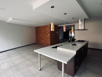 HERMOSA CASA EN VENTA, CENTRO HISTORICO DE CUENCA. UBICACIÓN PRIVILEGIADA, ESTILO RENOVADO