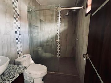 HERMOSA CASA EN VENTA, CENTRO HISTORICO DE CUENCA. UBICACIÓN PRIVILEGIADA, ESTILO RENOVADO