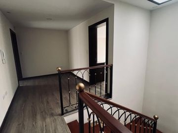 HERMOSA CASA EN VENTA, CENTRO HISTORICO DE CUENCA. UBICACIÓN PRIVILEGIADA, ESTILO RENOVADO