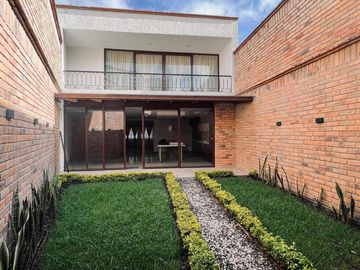 HERMOSA CASA EN VENTA, CENTRO HISTORICO DE CUENCA. UBICACIÓN PRIVILEGIADA, ESTILO RENOVADO