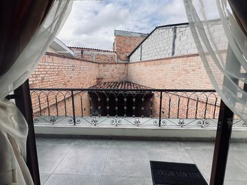 HERMOSA CASA EN VENTA, CENTRO HISTORICO DE CUENCA. UBICACIÓN PRIVILEGIADA, ESTILO RENOVADO