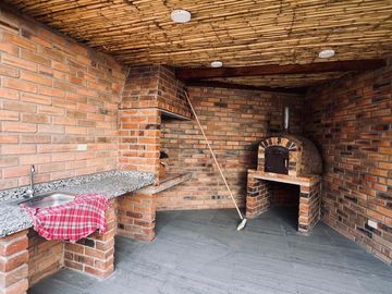 HERMOSA CASA EN VENTA, CENTRO HISTORICO DE CUENCA. UBICACIÓN PRIVILEGIADA, ESTILO RENOVADO