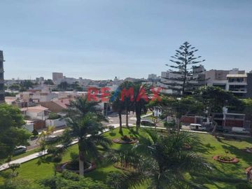 Vendo Hermoso Penthouse En Urb. El Golf Frente A Parque 343.00 M2 + Estacionamiento