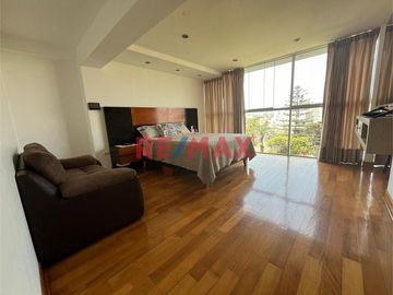 Vendo Hermoso Penthouse En Urb. El Golf Frente A Parque 343.00 M2 + Estacionamiento