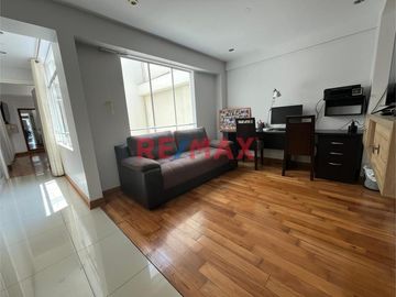 Vendo Hermoso Penthouse En Urb. El Golf Frente A Parque 343.00 M2 + Estacionamiento