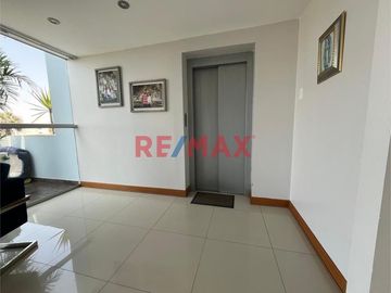 Vendo Hermoso Penthouse En Urb. El Golf Frente A Parque 343.00 M2 + Estacionamiento
