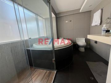 Vendo Hermoso Penthouse En Urb. El Golf Frente A Parque 343.00 M2 + Estacionamiento