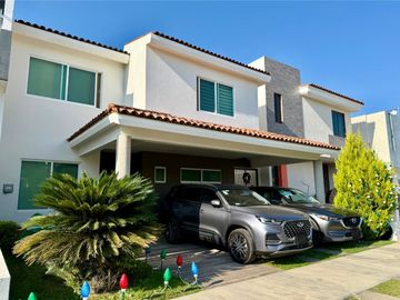 CASA EN VENTA EN FRACCIONAMIENTO BOSQUES DE SANTA ANITA