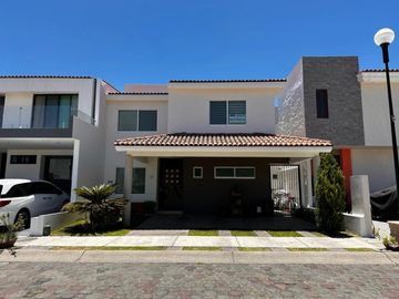 CASA EN VENTA EN FRACCIONAMIENTO BOSQUES DE SANTA ANITA