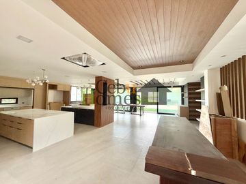 Modern Elegance: Newly Constructed 10-Bedroom Home for Sale in Maria Luisa Estate Park