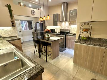 Venta de Hermosa Casa en Urbanización Los Alamos, cerca de UPC, Esan, Surco