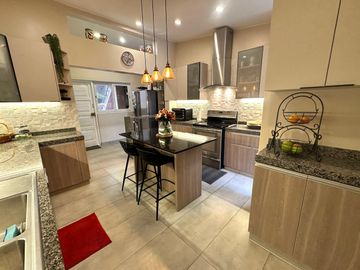 Venta de Hermosa Casa en Urbanización Los Alamos, cerca de UPC, Esan, Surco
