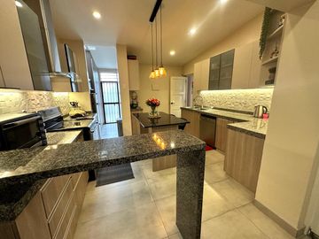 Venta de Hermosa Casa en Urbanización Los Alamos, cerca de UPC, Esan, Surco
