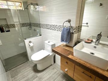 Venta de Hermosa Casa en Urbanización Los Alamos, cerca de UPC, Esan, Surco