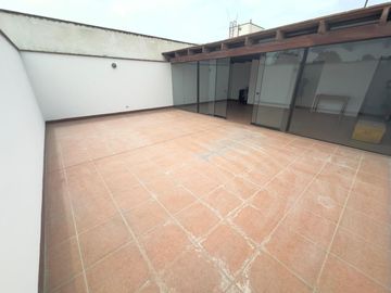 Venta de penthouse duplex frente a alameda en Chacarilla, Surco