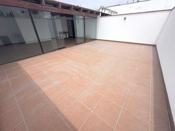 Venta de penthouse duplex frente a alameda en Chacarilla, Surco