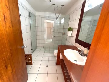Venta de hermosa casa con terraza con bbq, piscina temperada, cava y bar en La Planicie, La Molina