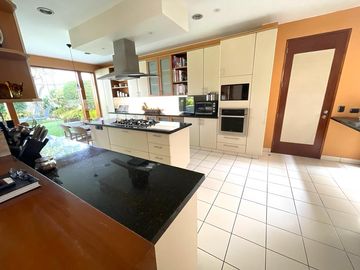 Venta de hermosa casa con terraza con bbq, piscina temperada, cava y bar en La Planicie, La Molina