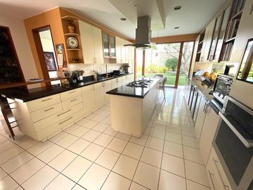 Venta de hermosa casa con terraza con bbq, piscina temperada, cava y bar en La Planicie, La Molina
