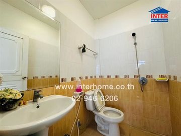 2-storey townhouse, 29.5 sq m, Petch Anan Village, Lam Luk Ka Road, Phra Ong Chao Sai Road, Khlong 4, Lam Luk Ka, Pathum Thani