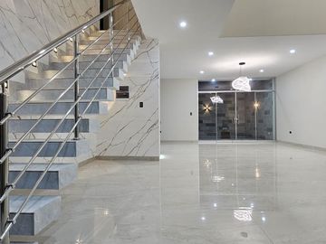 VENDO CASA EN ESTENO DE TRES PISO EN ESTRENO EN BOULEVARD PARK PLAZA, CASTILLA