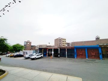AMPLIO TERRENO COMERCIAL EN AVENIDA
