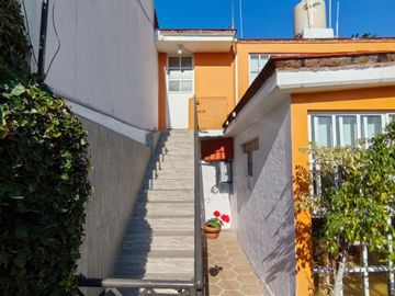 CÓMODA CASA DE UN NIVEL CON LOFT INDEPENDIENTE