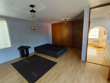CÓMODA CASA DE UN NIVEL CON LOFT INDEPENDIENTE