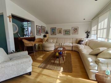 CÓMODA CASA DE UN NIVEL CON LOFT INDEPENDIENTE
