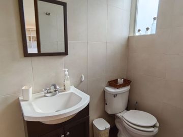 CÓMODA CASA DE UN NIVEL CON LOFT INDEPENDIENTE