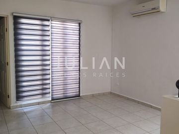 Casa en venta en Almeria Residencial en Apodaca N.L. Equipada frente a esquina.