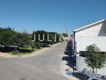 Casa en venta en Almeria Residencial en Apodaca N.L. Equipada frente a esquina.