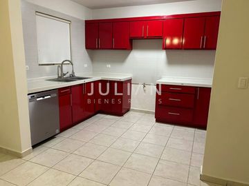 Casa en venta en Almeria Residencial en Apodaca N.L. Equipada frente a esquina.