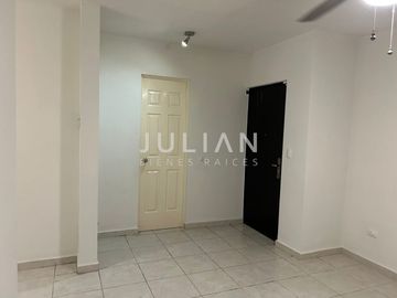 Casa en venta en Almeria Residencial en Apodaca N.L. Equipada frente a esquina.