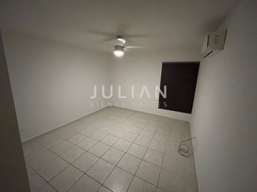 Casa en venta en Almeria Residencial en Apodaca N.L. Equipada frente a esquina.