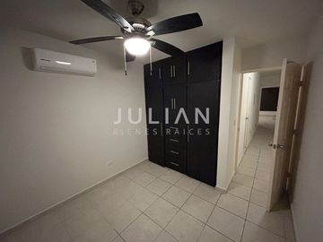 Casa en venta en Almeria Residencial en Apodaca N.L. Equipada frente a esquina.