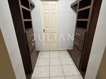 Casa en venta en Almeria Residencial en Apodaca N.L. Equipada frente a esquina.