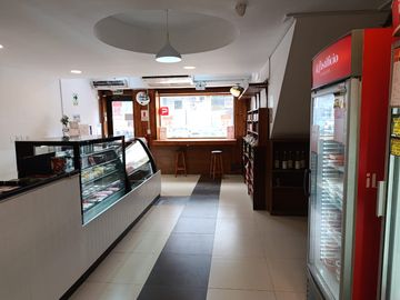¡LA MEJOR UBICACIÓN PARA TU NEGOCIO! 🌟 VENDO LOCAL COMERCIAL PUERTA A LA CALLE