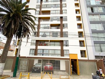 Venta de moderno departamento en Magdalena del Mar con estacionamiento