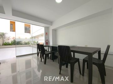 Venta de moderno departamento en Magdalena del Mar con estacionamiento