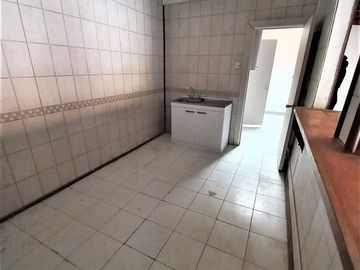 VENDO CASA MUY CENTRAL IDEAL PARA INSTALAR LOCAL DE COMIDA