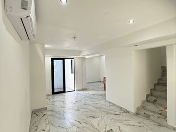 SE VENDE CASA EN MONTECARLO RESIDENCIAL