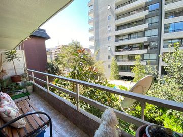 Departamento a pasos del Metro Chile España, gastos comunes bajos.