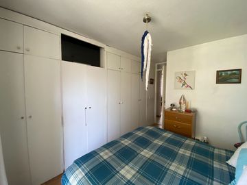 Departamento a pasos del Metro Chile España, gastos comunes bajos.