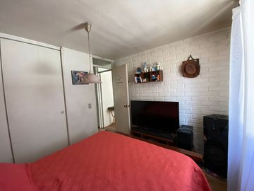 Departamento a pasos del Metro Chile España, gastos comunes bajos.