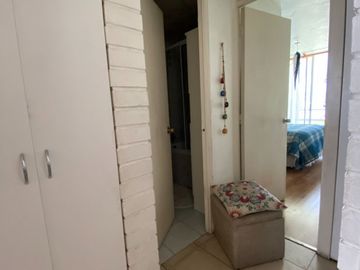 Departamento a pasos del Metro Chile España, gastos comunes bajos.
